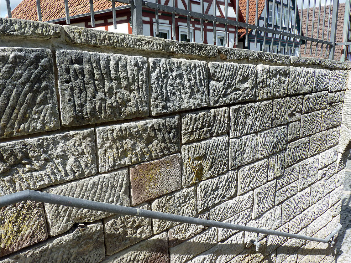Außenarbeiten an der Kirchenmauer von St. Crescentius (Foto:Karl-Franz Thiede)